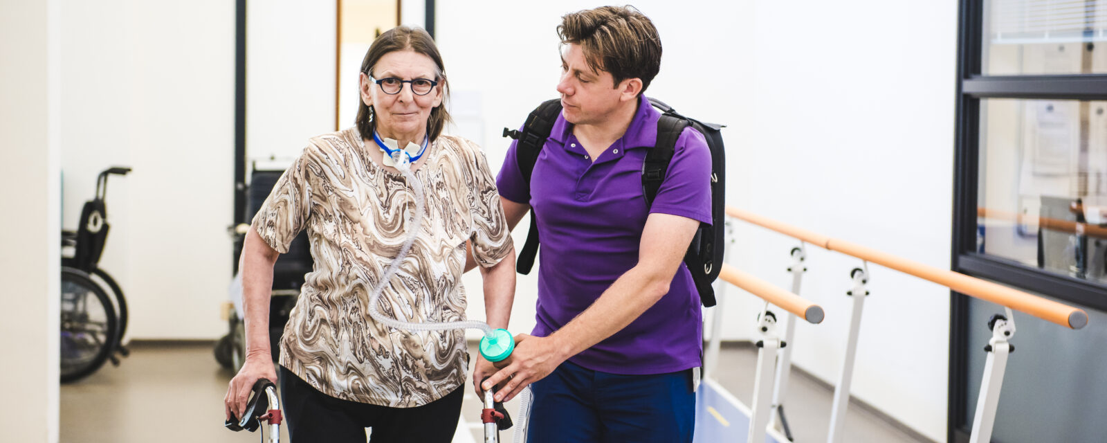 Patiënt met zenuw- of spierziekte (NMA) in behandeling met fysiotherapeut.