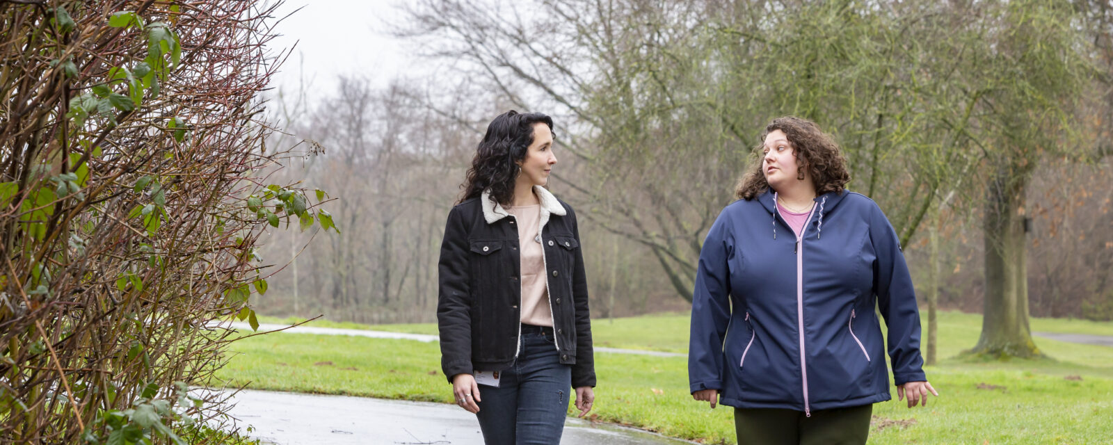 Pijnpatiënt en behandelaar maken wandeling tijdens therapie